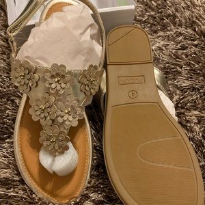 Brand New Girls size 4 sandal (Gold)